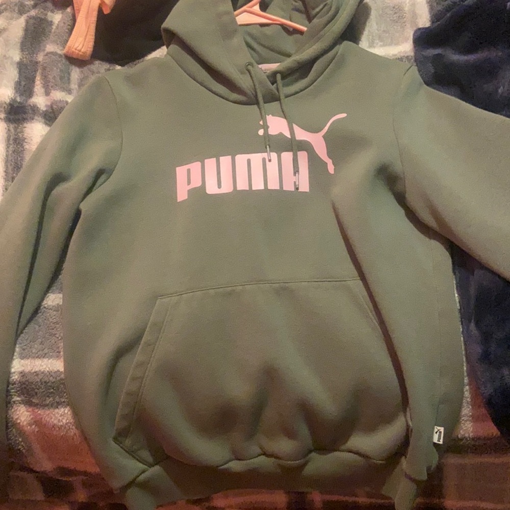 green and pink puma hoodie. size : Medium in girls